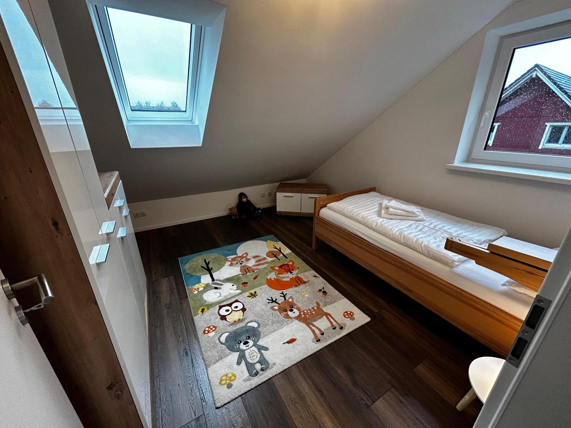 Moderne Ferienwohnung Fuer Familien Im Dachgeschoss Bosau Luaran gambar